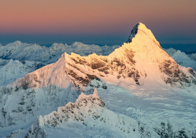Seeing our sunrise flight through the lens of a photographer. ✨
Captured beautifully by the talented @meghanmaloneyphotography 📸
.
.
.
.
.
.
#sunrise #purenz #mountainsnz #snow #goldenhour