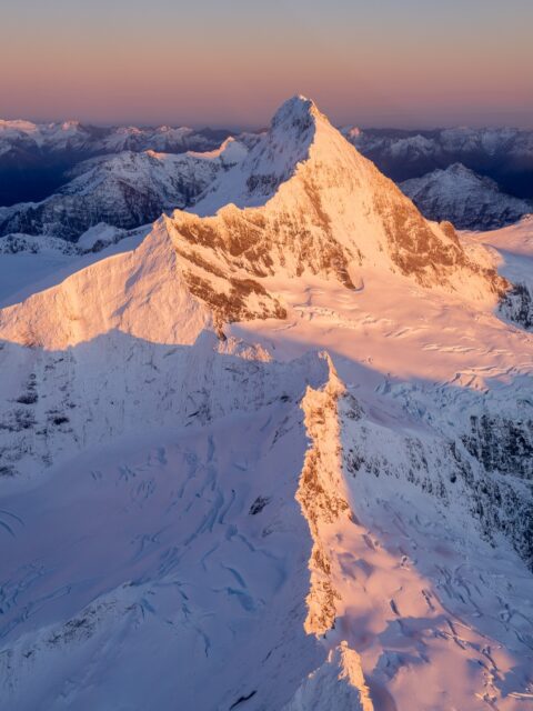 PURE HAPPINESS ✨ Captured by @meghanmaloneyphotography 📸 

When golden hour delivers this… 

Tag or send this to your snow buddy who’d be first in line for a sunrise flight over New Zealand’s snowy peaks, then straight to the slopes to keep the stoke going. ✨🎿
Who’s coming with you 👇
.
.
.
.
.
#mtaspiringnationalpark #sunrise #newzealand #travel #snow