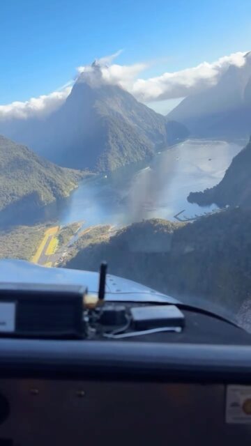 1 2 3 touchdown. Our pilots might arguably have the best job in the world…. This weekend looks like clear and calm conditions! Come Fly Cruise Fly to Milford Sound with us. 📌 ☀️ 
.
.
.
.
.
.
.
#viral #pilot #flying #newzealand #milfordsound
